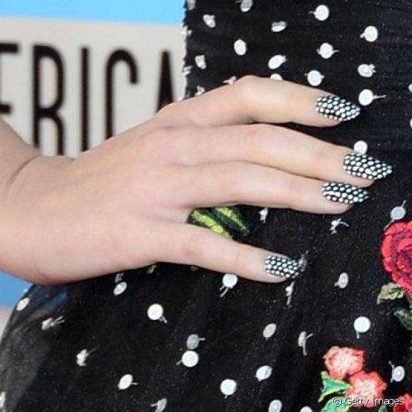 Katy Perry combinou esmalte e figurino para o American Music Awards 2013, e usou bolinhas brancas sobre fundo preto tanto nas unhas quanto no vestido